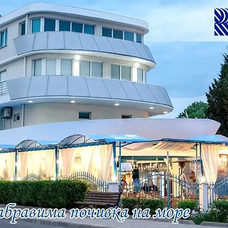 семеен кораб ренеса Хотел Равда